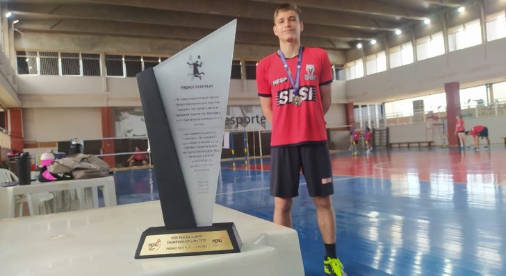 Atleta do Sesi Prudente recebe troféu Fair Play no Pan Júnior de Badminton