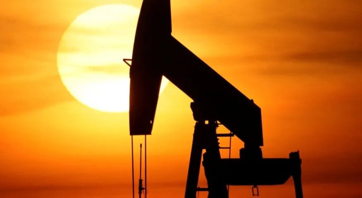 Petróleo cai 6% por temor de recessão e dólar forte