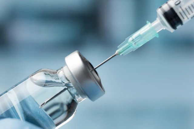Pode tomar vacina com sintomas de gripe ou Covid? Entenda