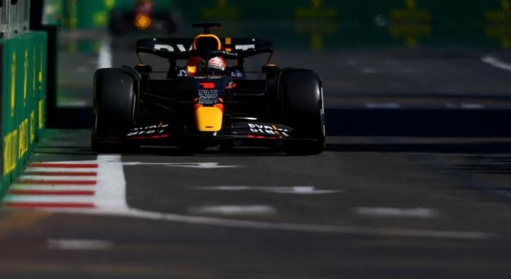 Verstappen leva GP do Azerbaijão com tranquilidade após abandono da Ferrari